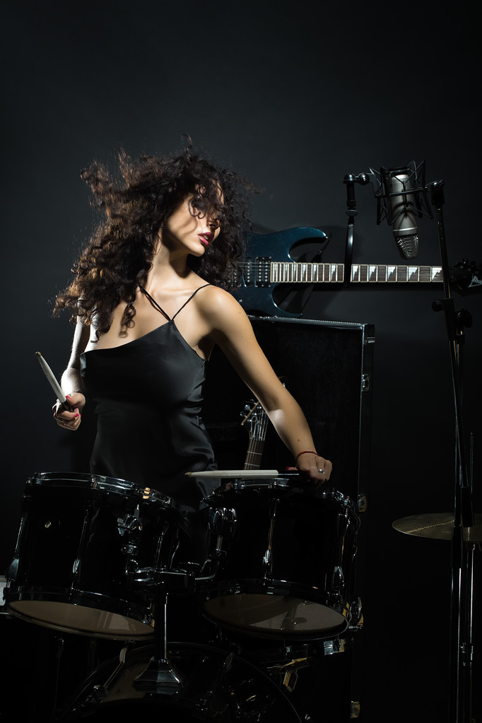 mujer tocando la batería - Foto, imagen