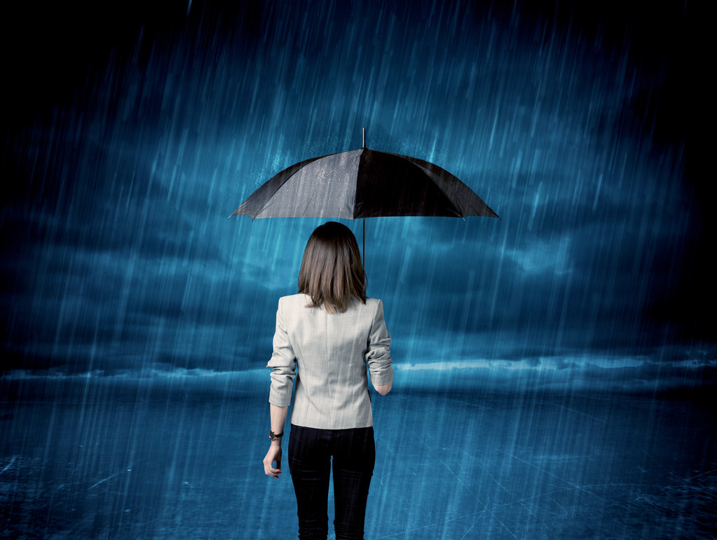 傘と雨の中で立っているビジネス女性 - 写真・画像