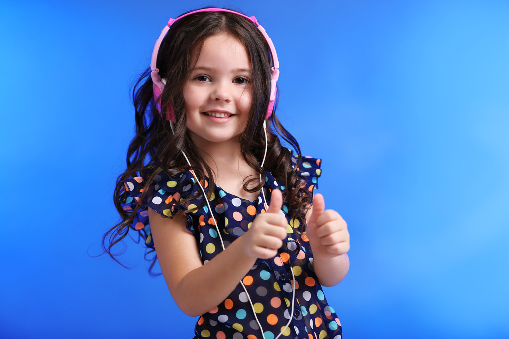 Щаслива маленька дівчинка в барвистій сорочці
  - Фото, зображення