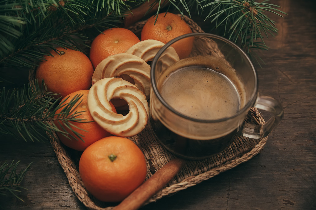 Mandarino Albero di Natale Caffè su sfondo vecchio di legno
 - Foto, immagini