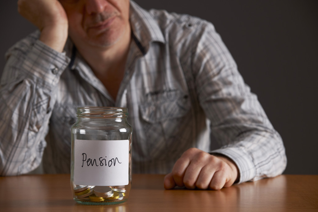 Depressziós ember nézi az üres üveget címkézett Panzió - Fotó, kép