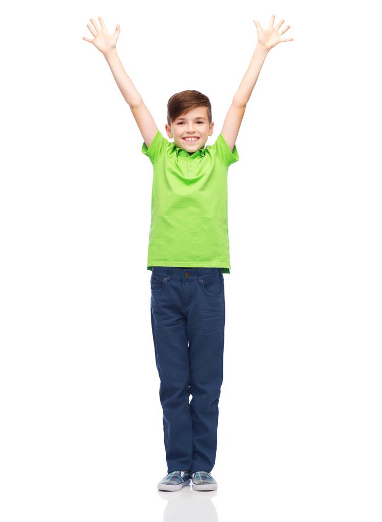 щасливий хлопчик у футболці поло піднімає руки вгору
 - Фото, зображення