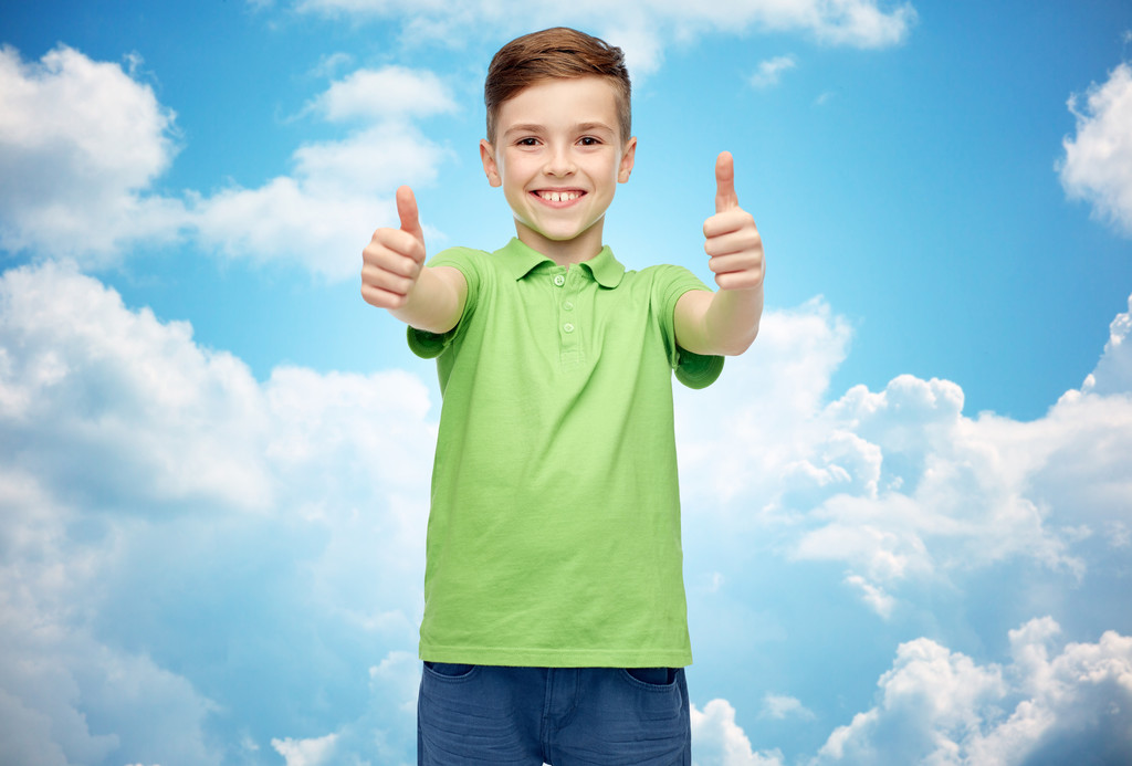 menino feliz em verde polo t-shirt mostrando polegares para cima
 - Foto, Imagem