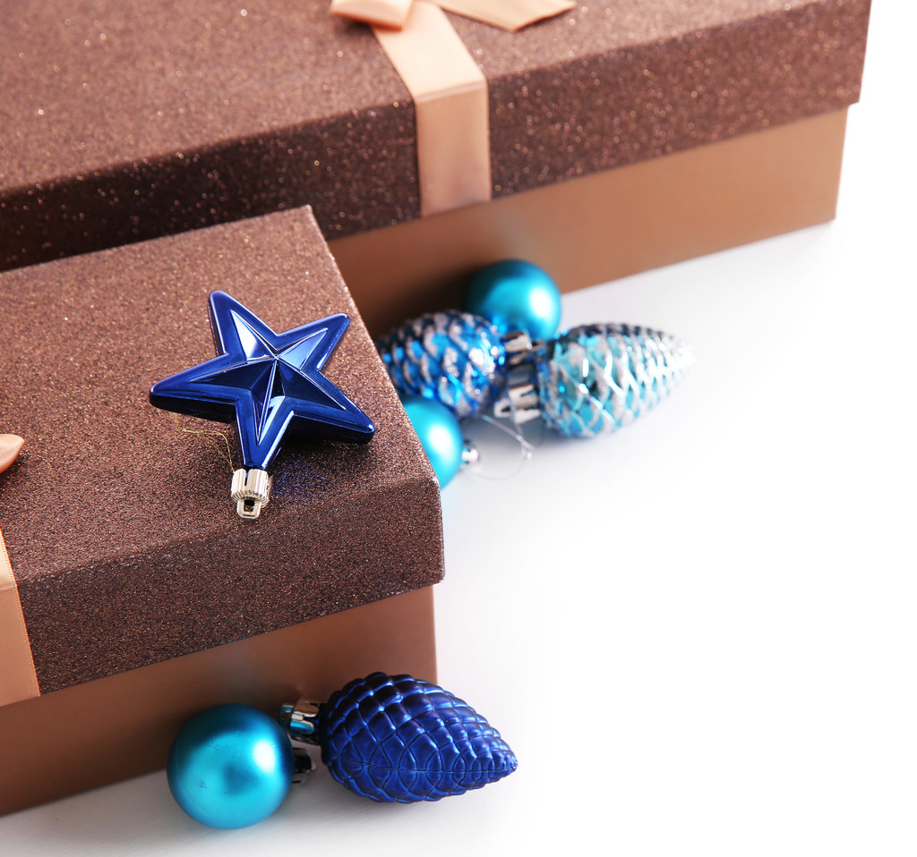 Güzel kahverengi Noel hediyeleri oyuncaklar ile - Fotoğraf, Görsel