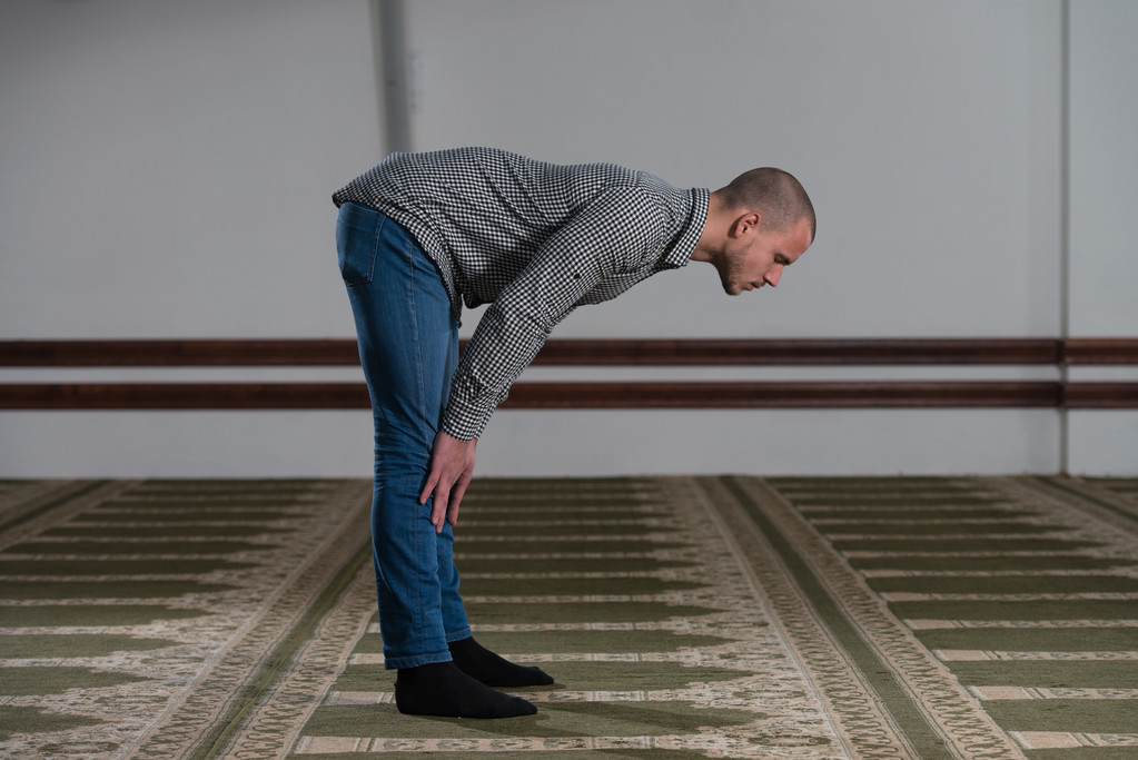 Musulmana rezando en mezquita
 - Foto, Imagen