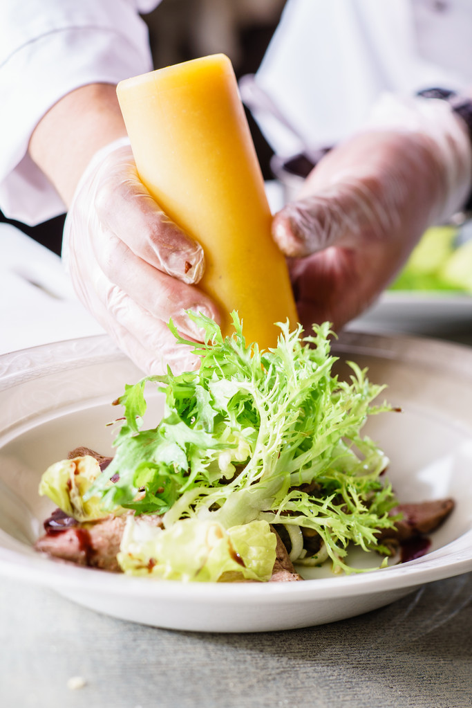 prepearing salade met bee - Foto, afbeelding