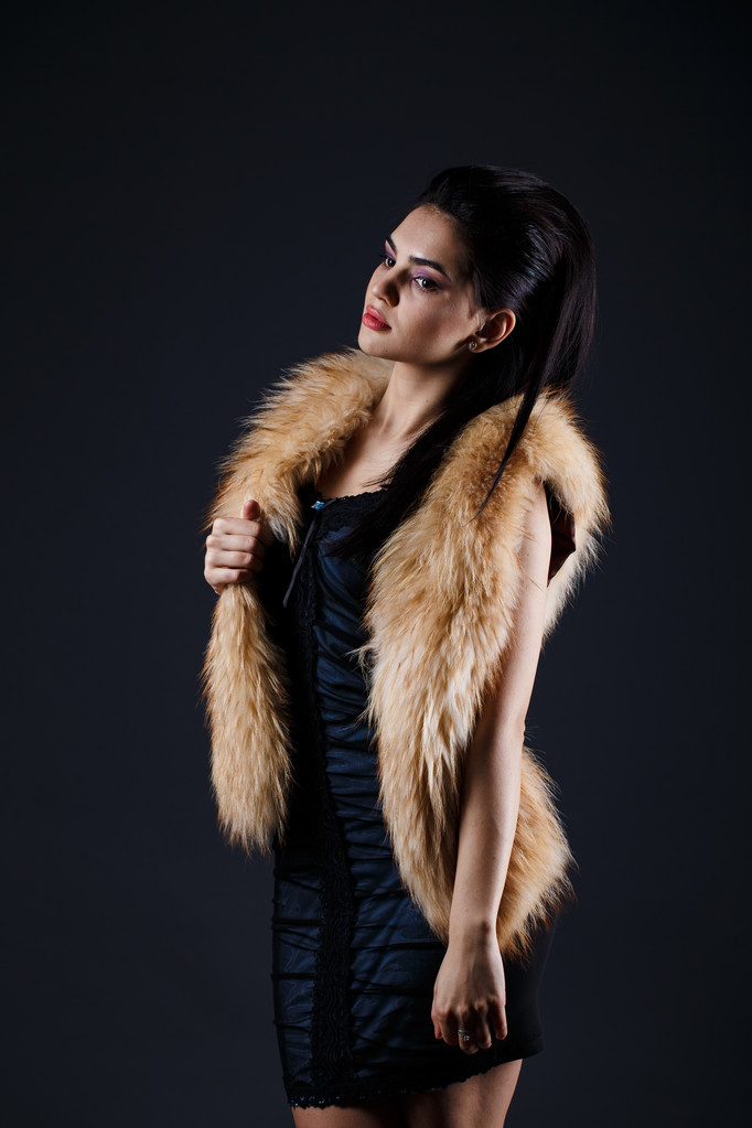Retrato de una dama seductora en abrigo de piel
 - Foto, Imagen