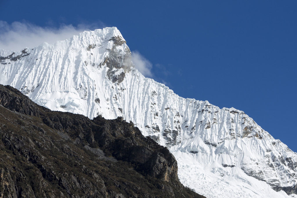 schneebedeckter Berggipfel und blauer Himmel, Cordillera blanca, Peru - Foto, Bild