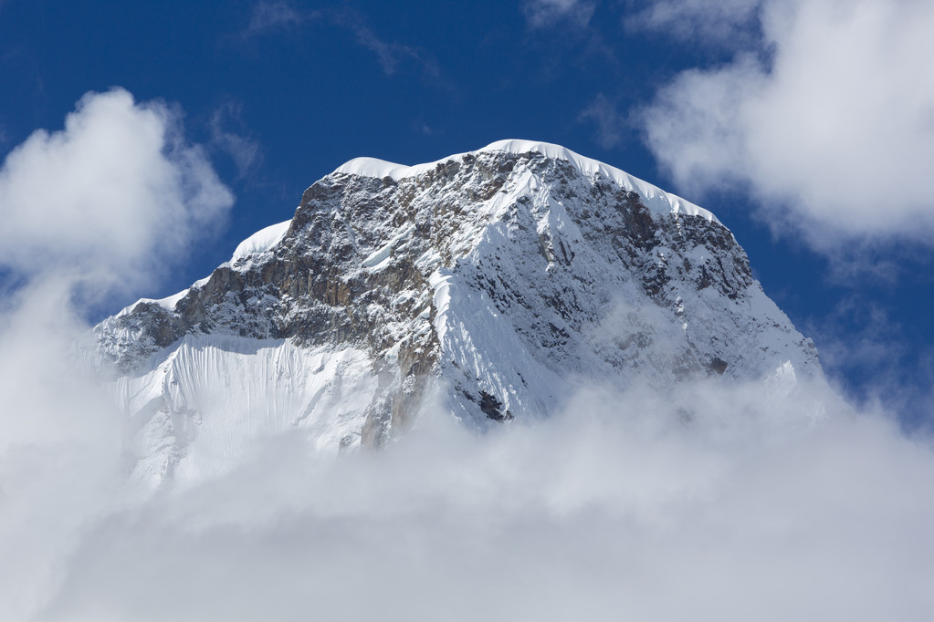 Montaña cubierta de nieve y cielo azul, Cordillera Blanca, Perú
 - Foto, imagen