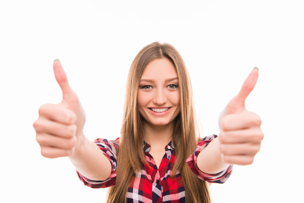 Счастливая улыбающаяся девушка показывает большой палец вверх обеими руками
 - Фото, изображение