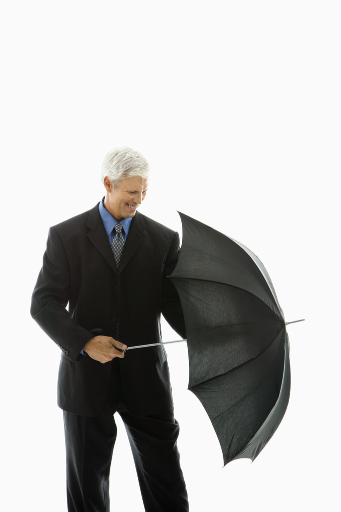 man opening paraplu. - Foto, afbeelding