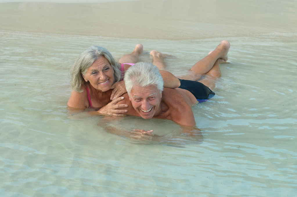 Amusing elderly couple on a beach - Photo, Image