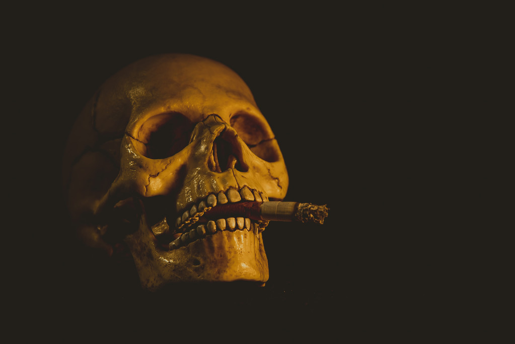 menschlicher Schädel beim Rauchen einer Zigarette - Foto, Bild
