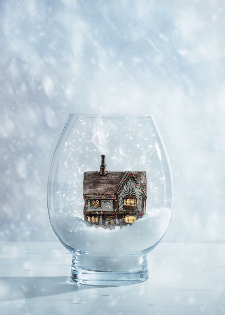 Sfera di neve con cottage di campagna
 - Foto, immagini