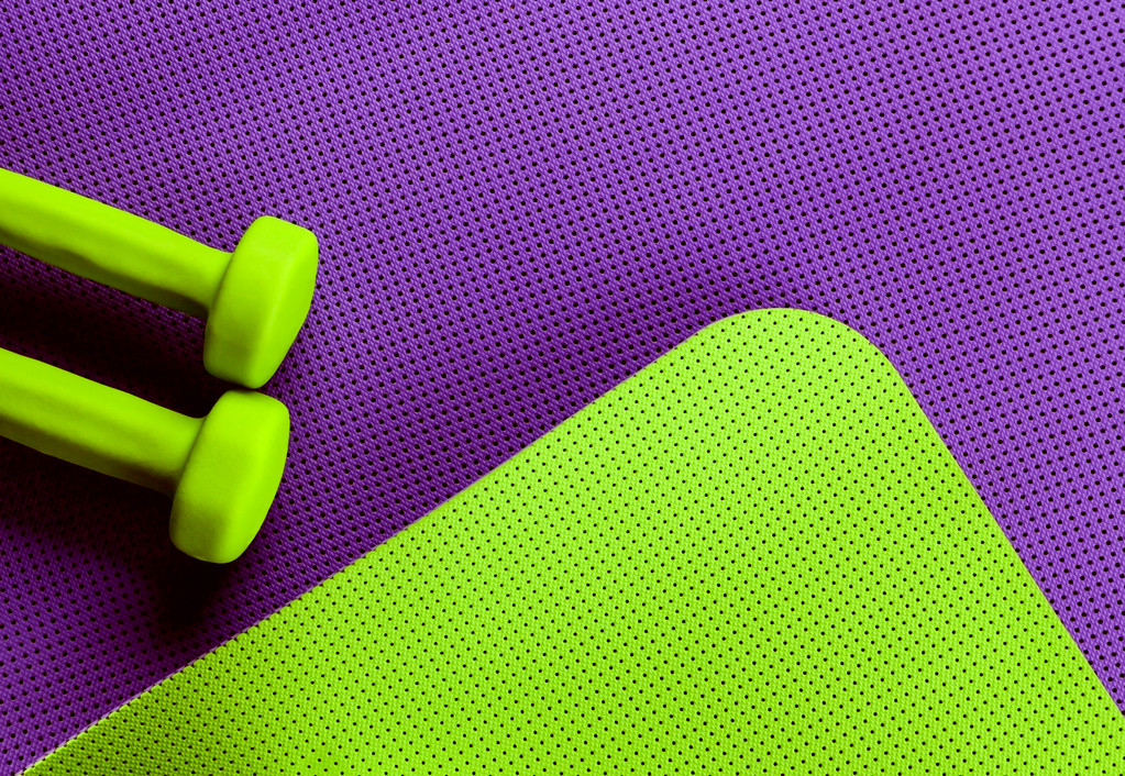 紫と緑のヨガのマット.緑のダンベル - 写真・画像