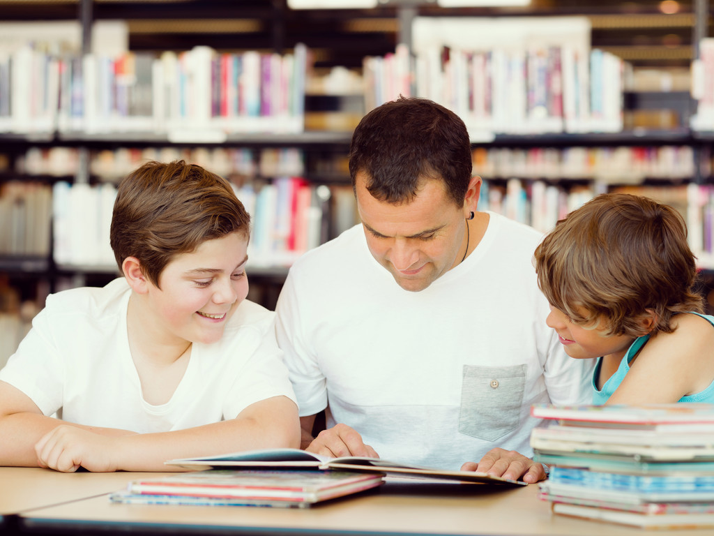 Pai com filhos na biblioteca
 - Foto, Imagem
