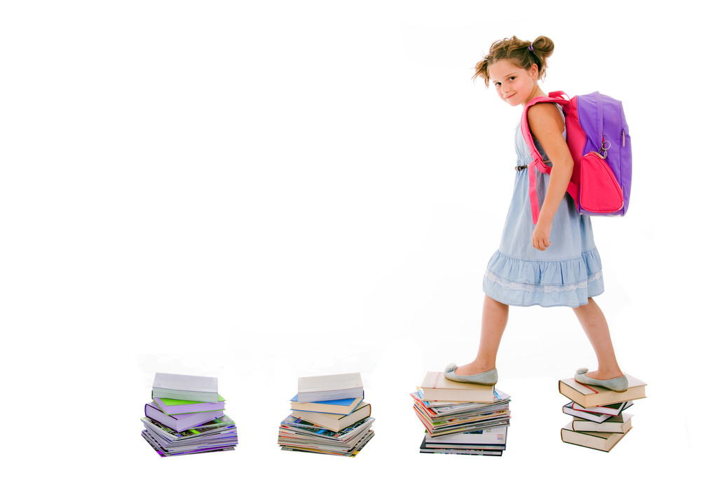 Retrato de menina com mochila andando de cima para cima do livro p
 - Foto, Imagem