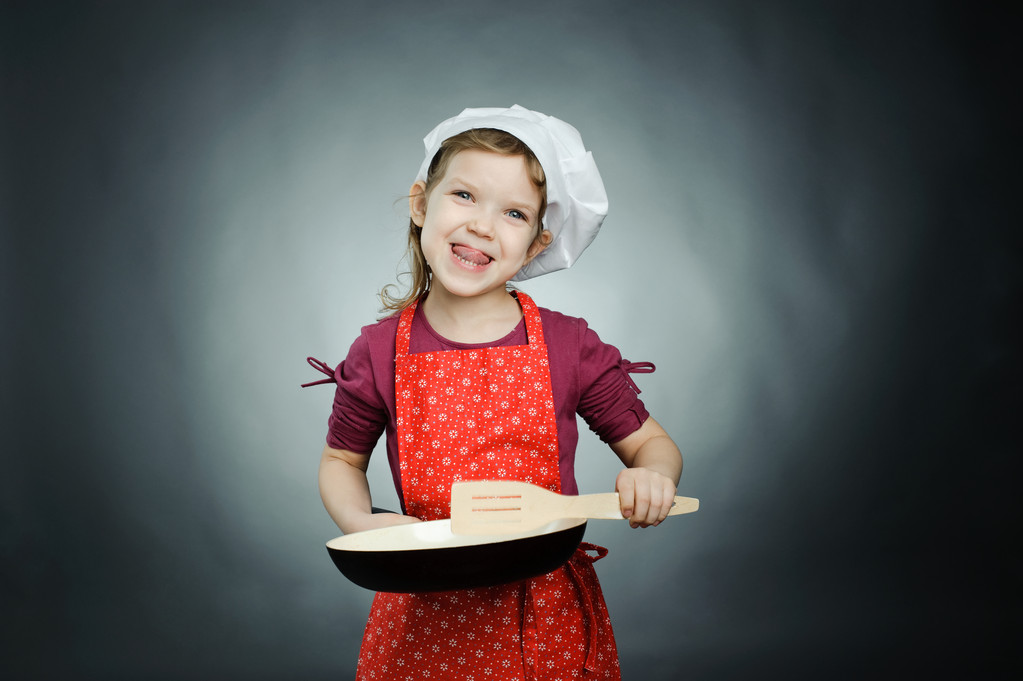 Маленькая девочка в белой шляпе с сковородкой
 - Фото, изображение