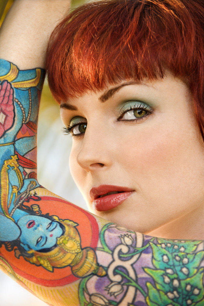Atractiva mujer tatuada
. - Foto, Imagen