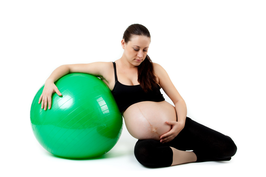hamile kadın excercises jimnastik topu ile. güzel pregnan - Fotoğraf, Görsel