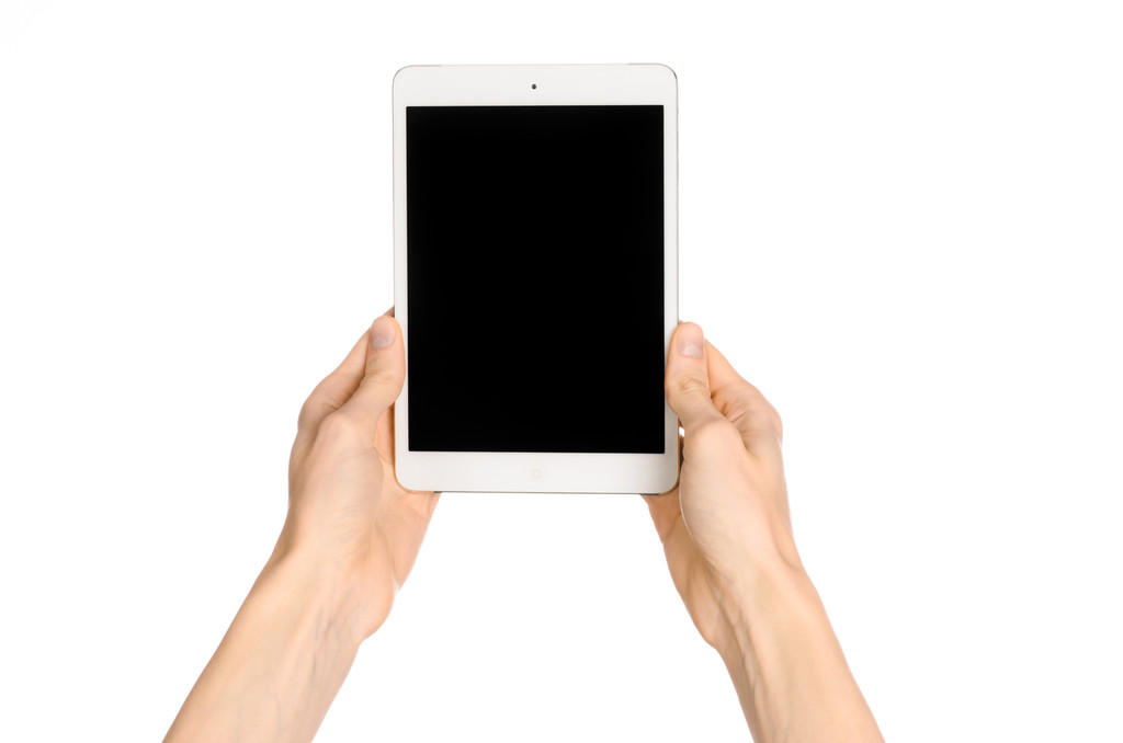 Présentation et publicité sujet écran tactile : main humaine tenant une tablette blanche tactile gadget d'ordinateur avec écran tactile noir vierge isolé sur un fond blanc dans le studio, vue à la première personne
 - Photo, image