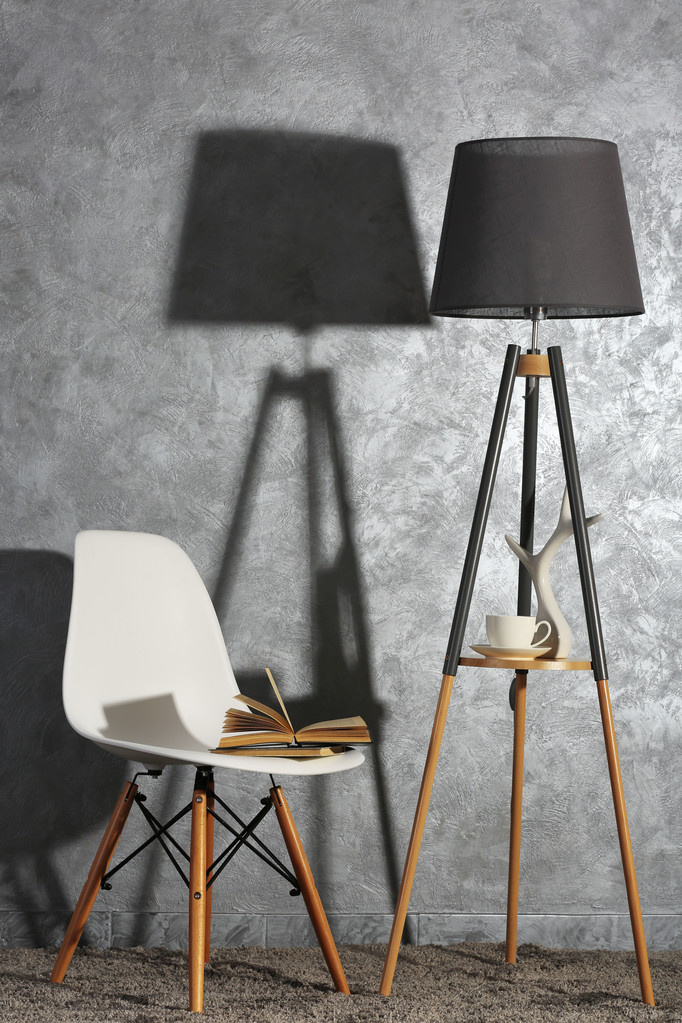 Стильная концепция со стулом и лампой на сером фоне
 - Фото, изображение