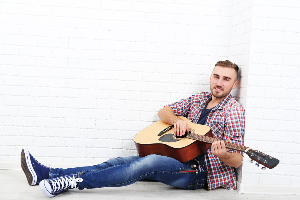 молодий музикант з гітарою
 - Фото, зображення