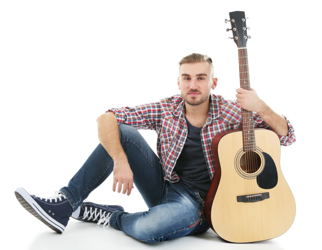 νέος μουσικός με κιθάρα - Φωτογραφία, εικόνα
