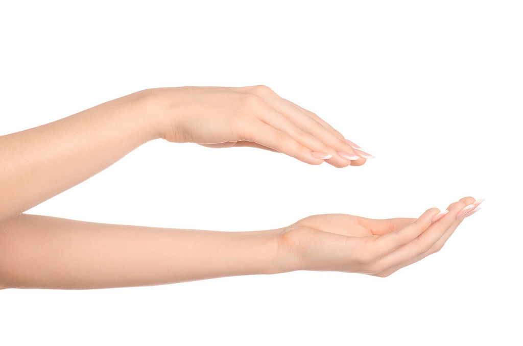 Gezondheid en lichaam zorg thema: mooie vrouwelijke hand met witte room geïsoleerd op een witte achtergrond, hand massage - Foto, afbeelding