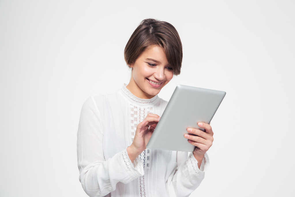 Allegro attraente giovane donna utilizzando tablet computer
  - Foto, immagini