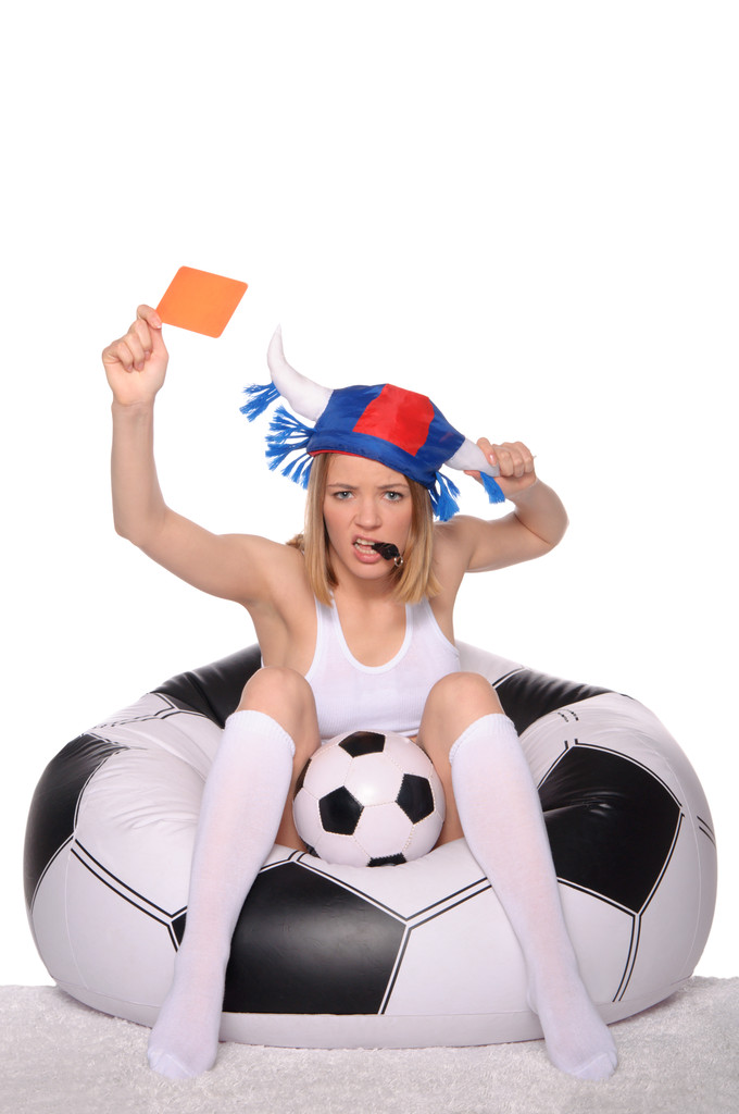 Partidario de fútbol y fútbol mostrando tarjeta roja
 - Foto, imagen
