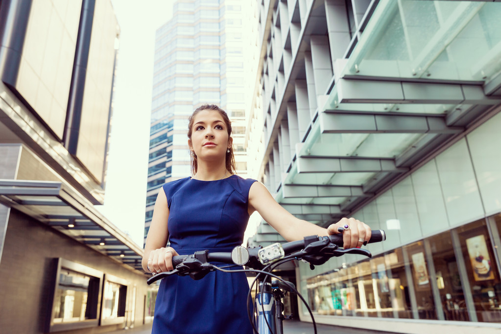 若い女性の自転車通勤 - 写真・画像