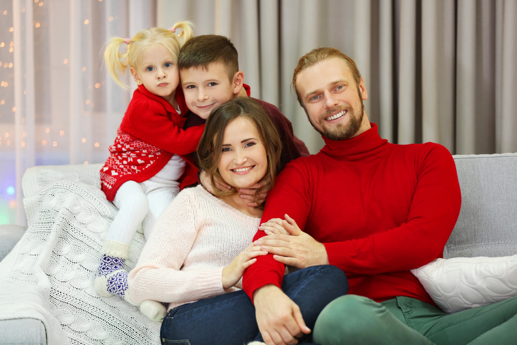 Joulu perhe lomalla olohuoneessa
 - Valokuva, kuva
