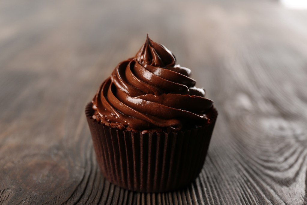 Chocolade cupcake op donkere houten achtergrond - Foto, afbeelding