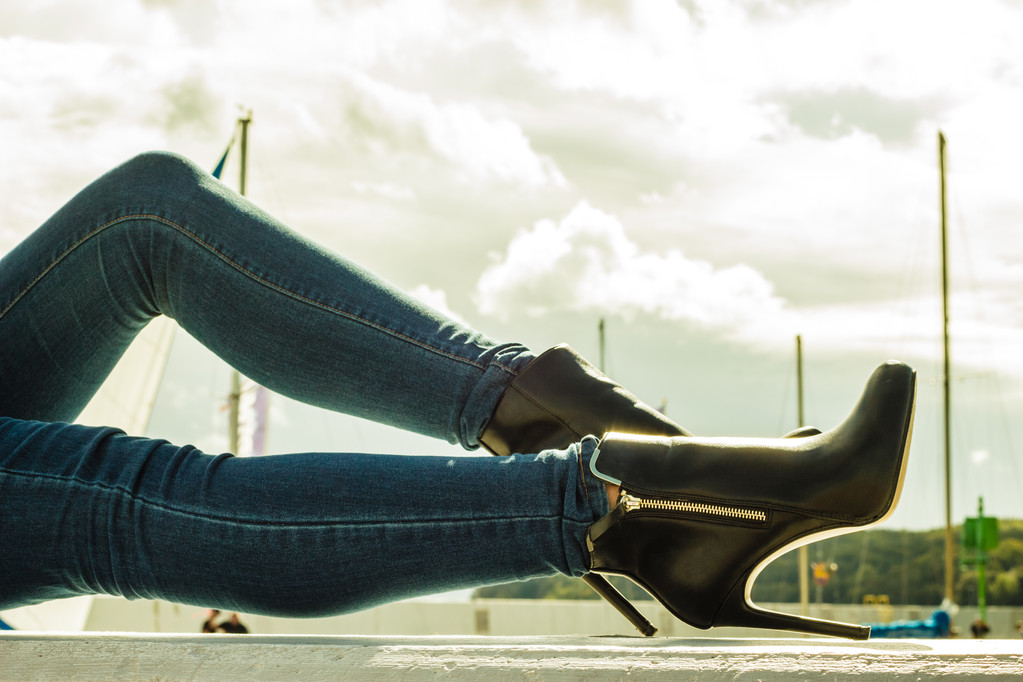 žena nohy v džínové kalhoty podpatky boty venku - Fotografie, Obrázek