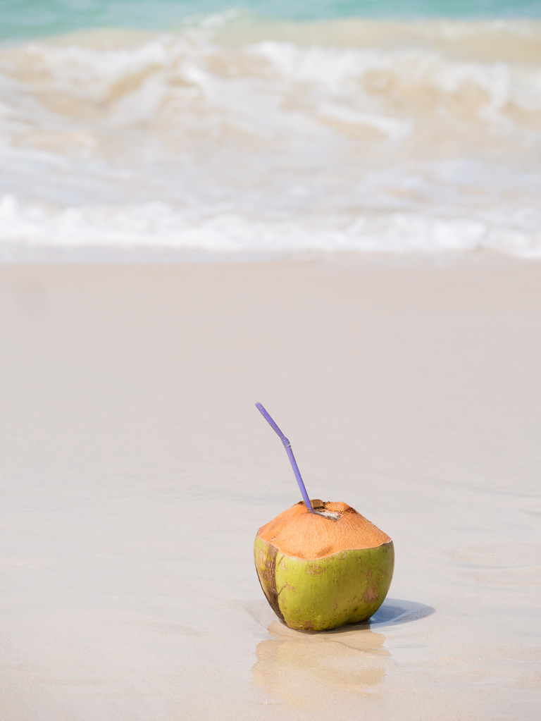 Coco en la playa tropical de arena blanca
 - Foto, Imagen