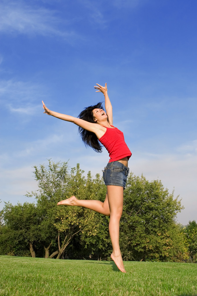 красива молода жінка стрибає
 - Фото, зображення