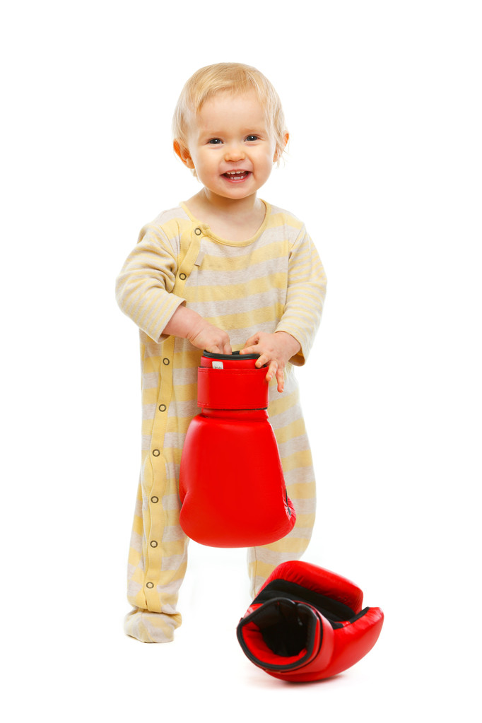 Adorable niño de pie con guantes de boxeo sobre fondo blanco
 - Foto, Imagen