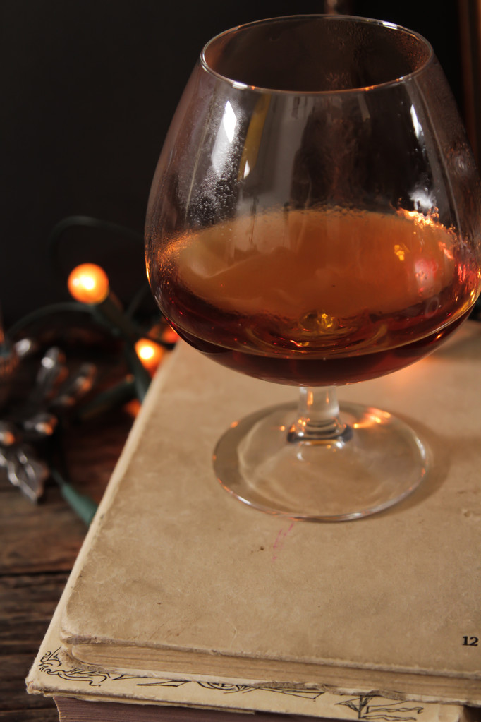 bir bardak viski karanlıkta. Felsefi iş akşam - Fotoğraf, Görsel