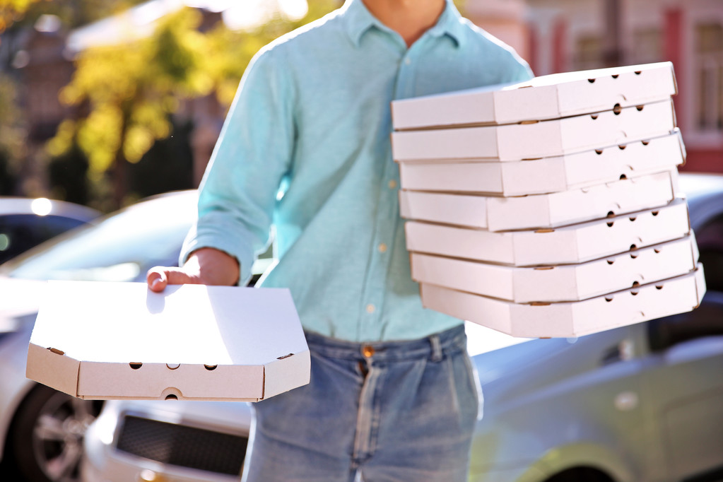 Pizza delivery fiú gazdaság közelében autó pizza dobozok - Fotó, kép