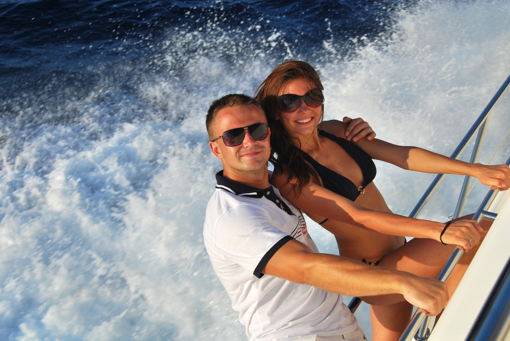 Молода пара закохана у вітрильну яхту
 - Фото, зображення