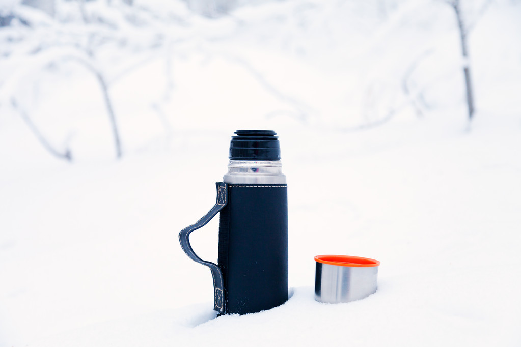 forró tea termosza az erdőben, a szabadban - Fotó, kép