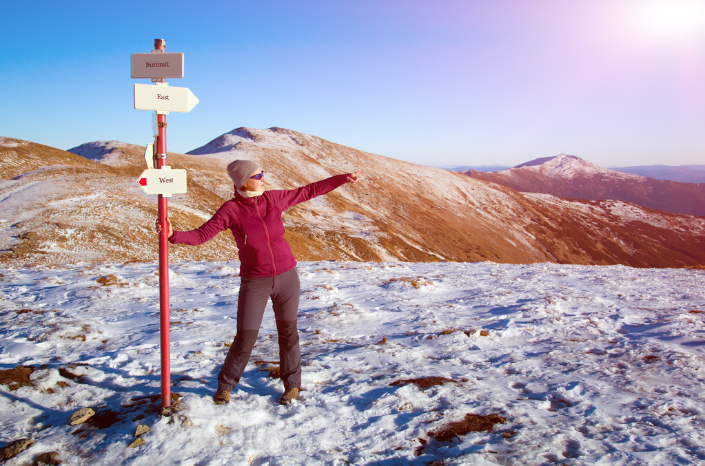 Yol işareti kalıyor ve kış Dağları'nda doğal manzaranın kadın fiyatı - Fotoğraf, Görsel