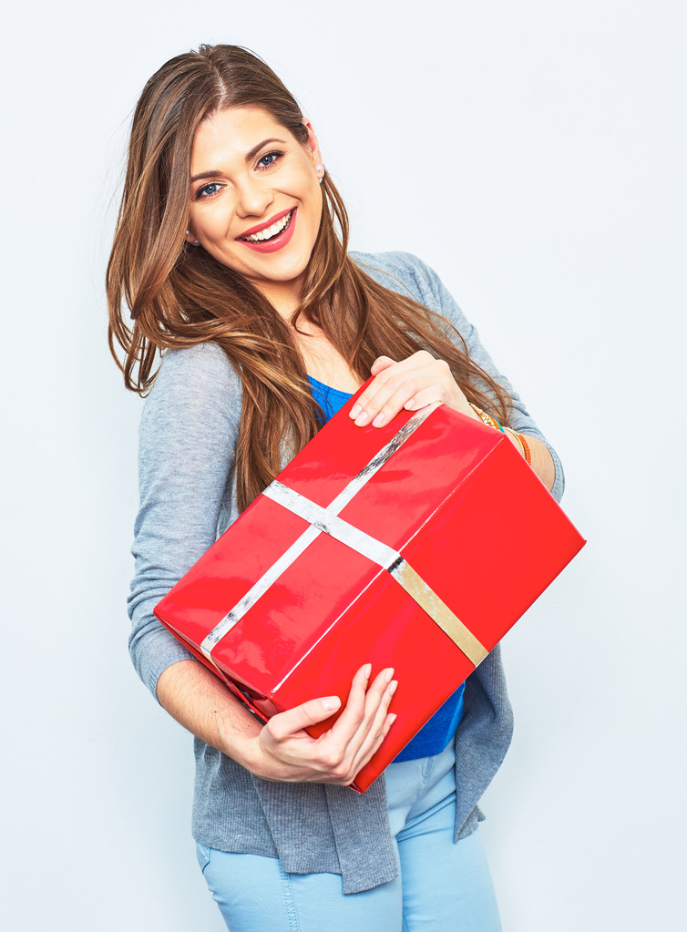 Mujer sostiene caja de regalo grande
 - Foto, imagen