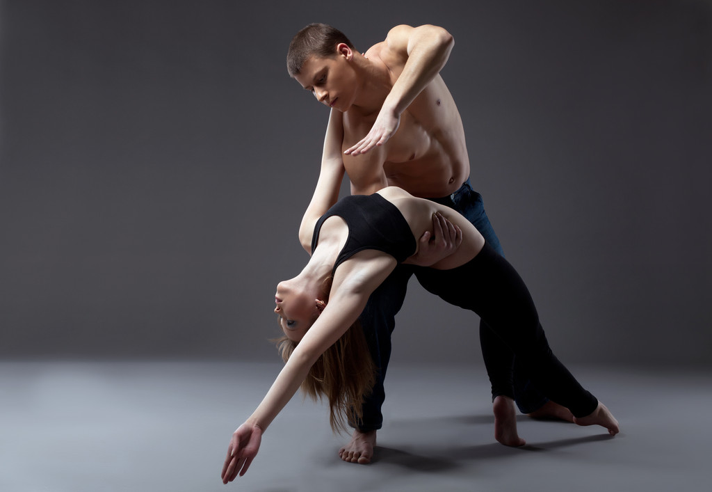 Kaksi nuorta akrobaattia poseeraa tanssissa
 - Valokuva, kuva