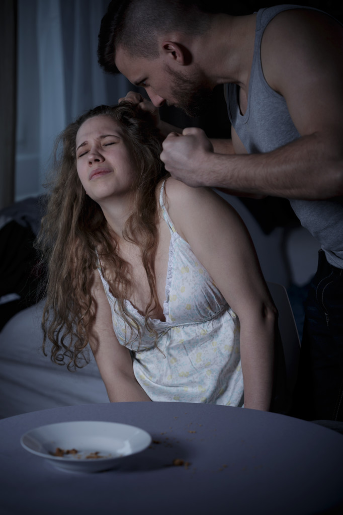 Uomo tirando i capelli della donna
 - Foto, immagini