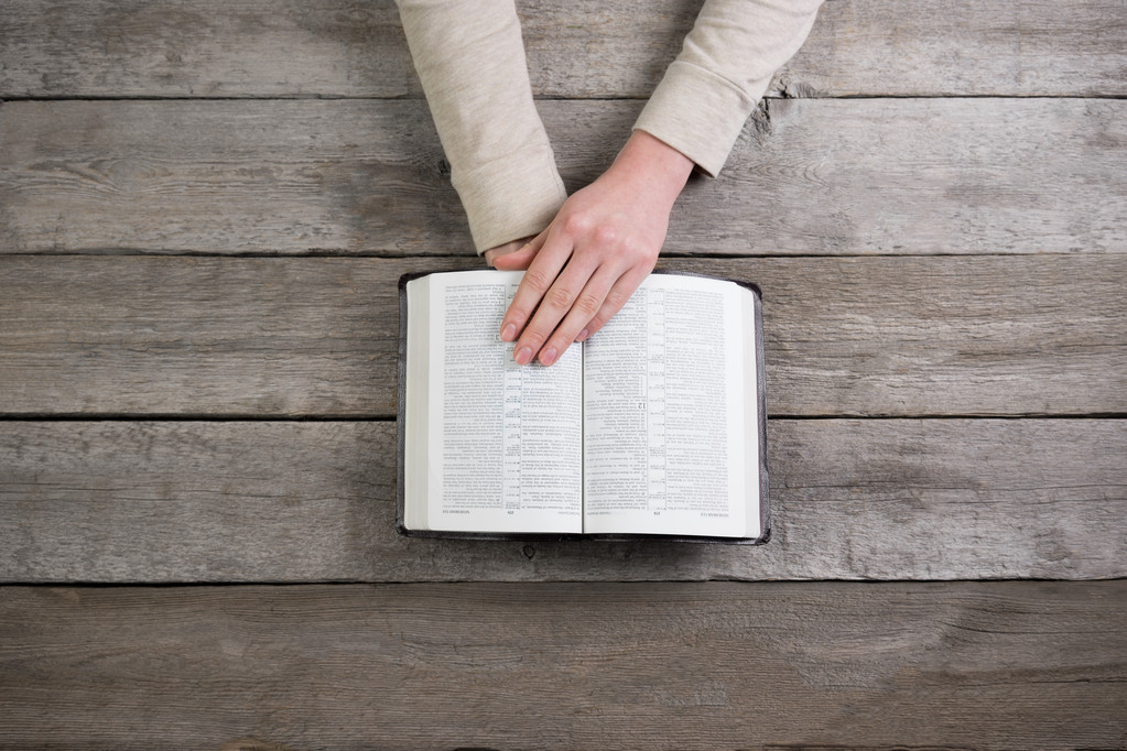 Frau reicht Bibel. sie liest und betet über der Bibel - Foto, Bild