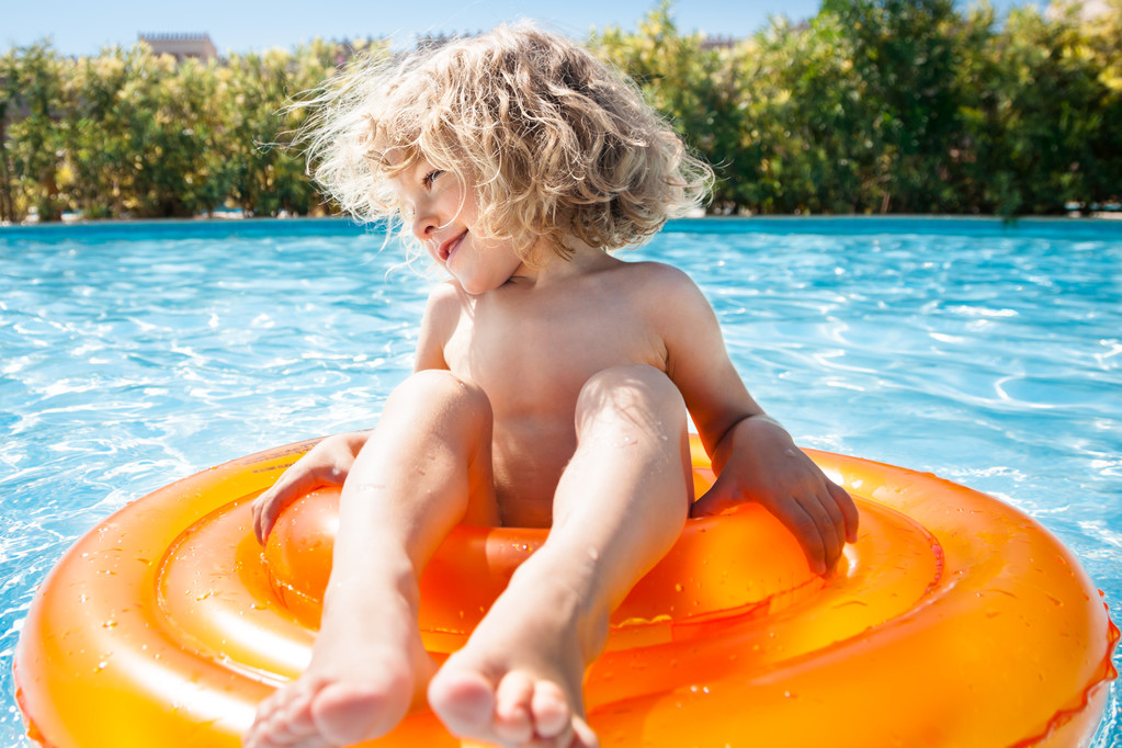 スイミング プールで遊んで幸せな子供 - 写真・画像