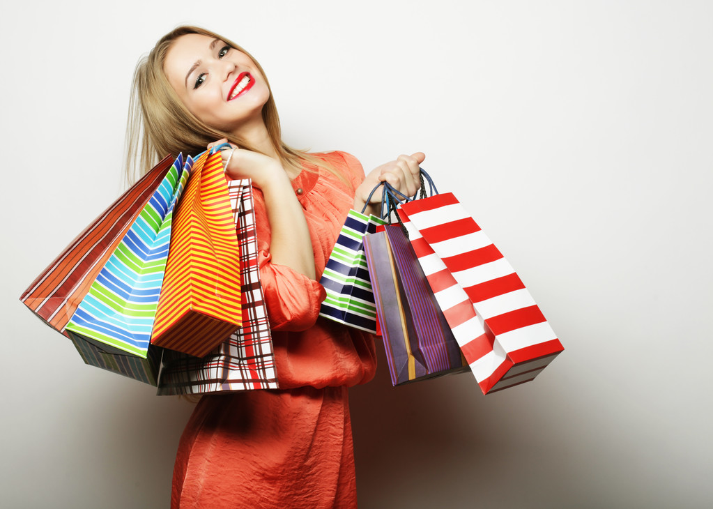 Portrét mladé šťastné usměvavé ženy s nákupními taškami - Fotografie, Obrázek