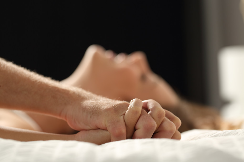 Ζεύγος σε σεξουαλική επαφή σε ένα κρεβάτι στο σπίτι - Φωτογραφία, εικόνα